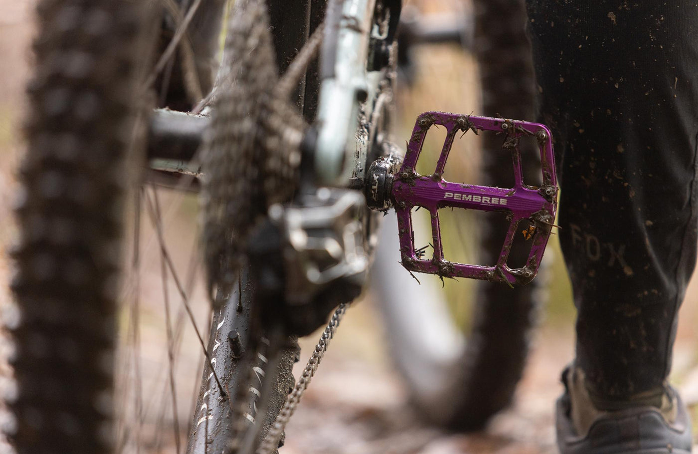 Pédale plate PEMBREE D3A violette couverte de boue après une sortie